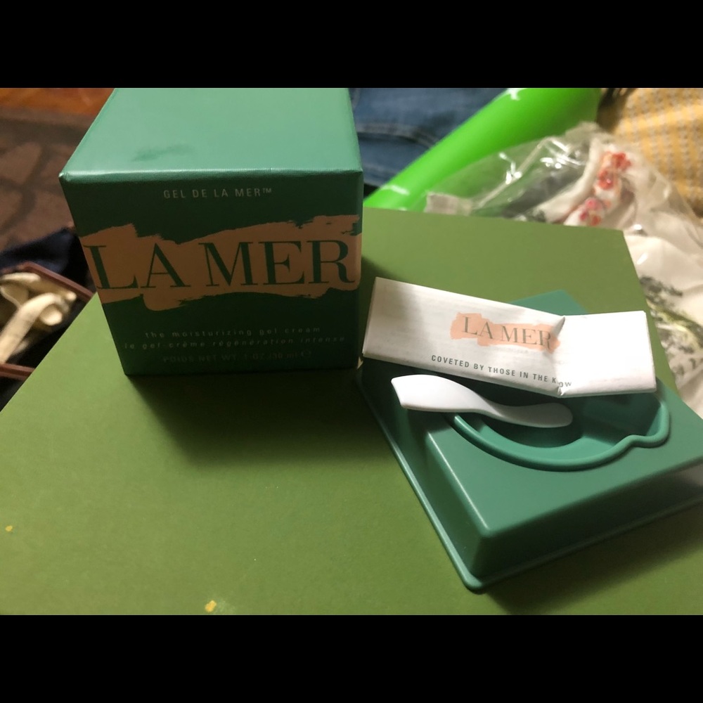 La mer empty box comes w spoon. Never used spoon